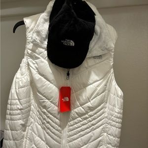 Brand New North Face Vest with two North Face Hats!!🖤🤍